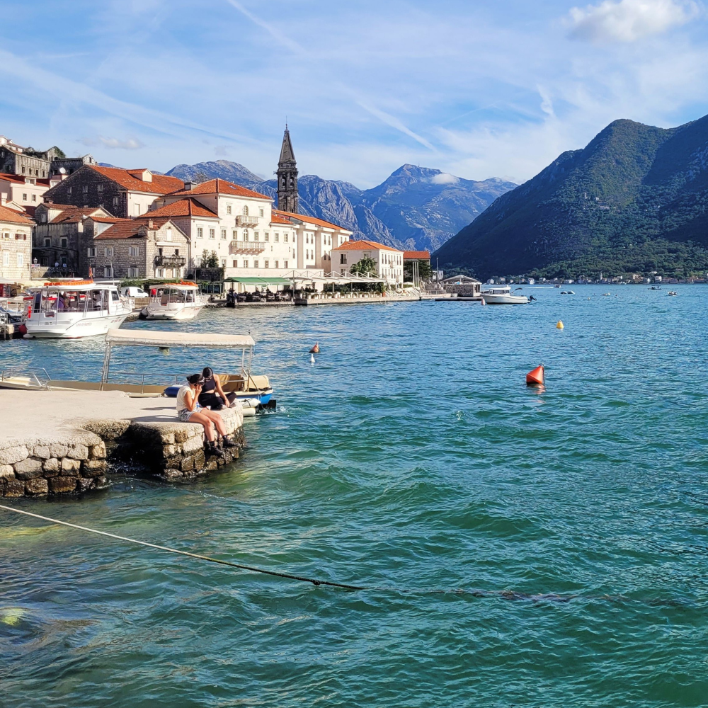 Kotor i Montenegro med berg och gammal stadsmiljö