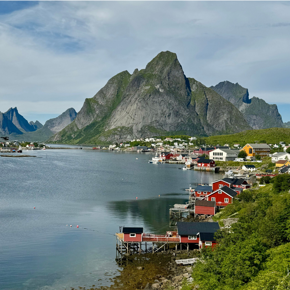 Lofoten i Norge med fjäll, hav och midnattssol