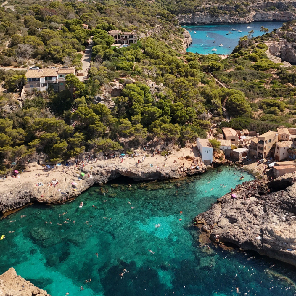 Mallorca i Spanien med strand och turkost vatten