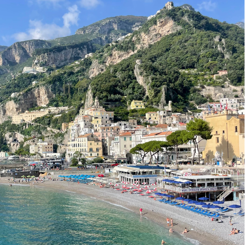 Amalfikusten i Italien med färgglada hus och havsutsikt